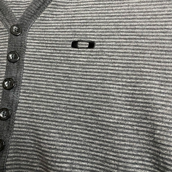 Oakley Grey Henley Mens Sz M Pullover Long Sleeve T-shirt Thumbhole Activewear - Picture 4 of 9